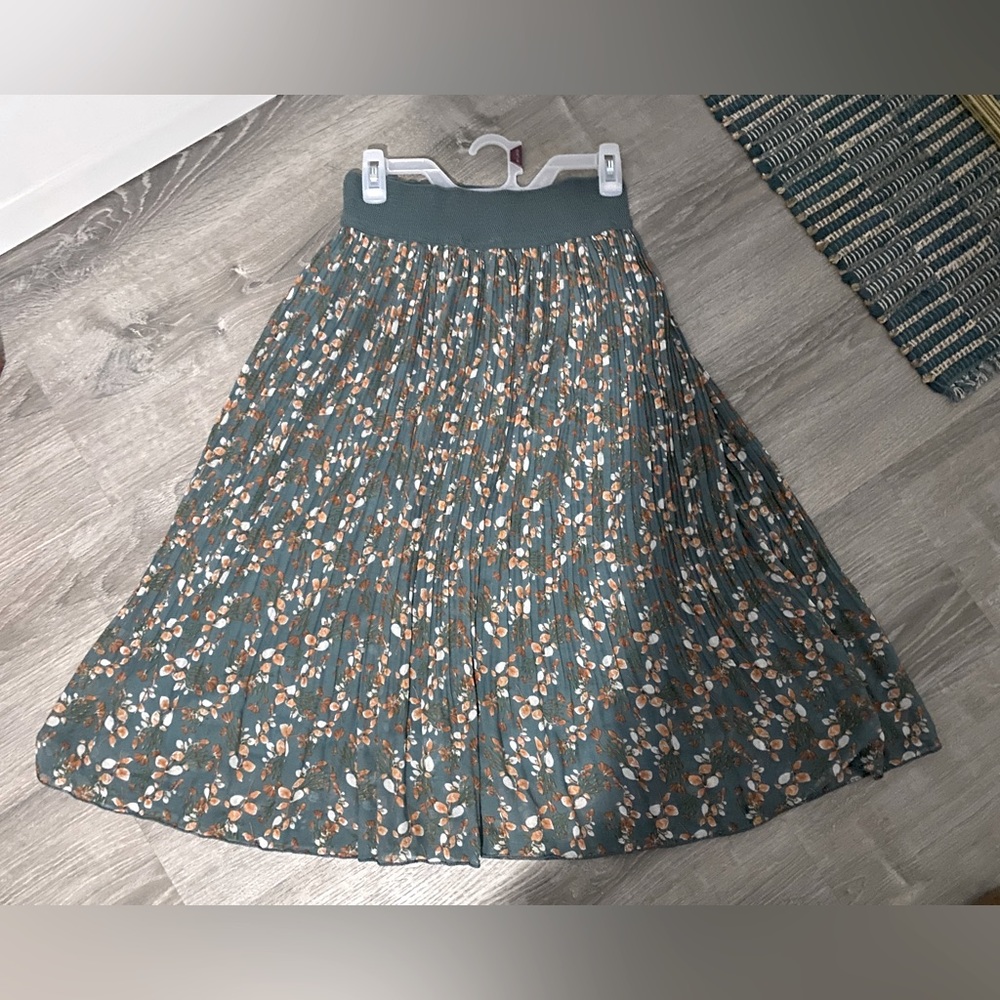 2 Skirts ( see pictures) Metrowear size Small
